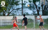 [ẢNH] Thanh niên ở quê cởi trần đá bóng phủi mùa World Cup